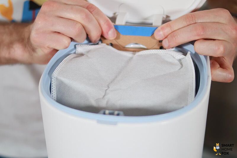 Babyblauen Farbakzente an der Station und am Yeedi Vac Saugroboter sind zu sehen